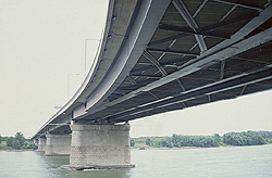 The side span of the bridge. Its vertical position is the one before 1996. 