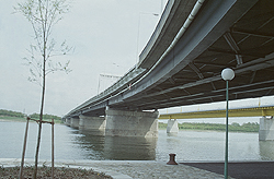 The side span of the bridge with the "Nordsteg". Its vertical position is the one after 1996. 