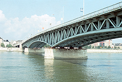 General view of the Petõfi Bridge 